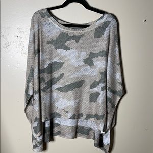 POL high-low camouflage long sleeve sweater